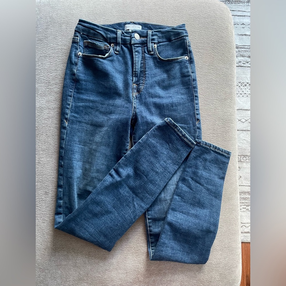 Good American Women’s Skinny Jeans in Dark Blue Wash